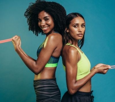Duo training Purshape programme Femme qui s'entraîne avec bande de résistance